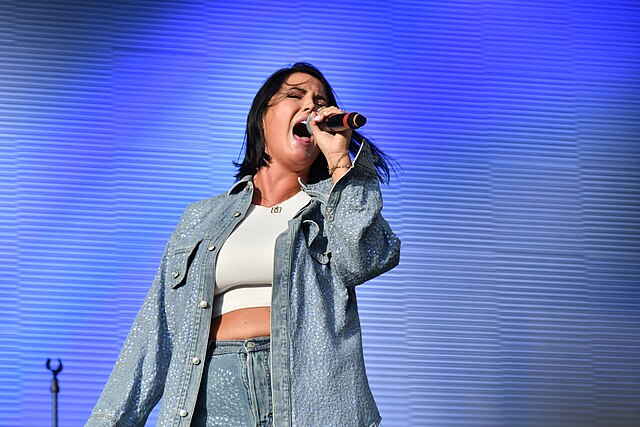 Molly Sandén tar pause – vil bli skuespiller